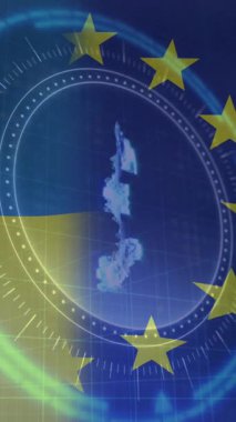 Ukrayna ve eu bayrakları üzerinde mikroskop taraması ve pound sembolü animasyonu. Ukrayna krizi ve uluslararası politika kavramı dijital olarak oluşturuldu.