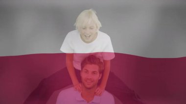 Animasyonla oynayan iki kişi, okulda kırmızı ve gri soyut örtülü iki kişi. yaratıcılık, öğrenme, sanatsal, eğitim, renkli, işbirliği