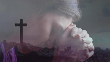 Elleri sımsıkı bağlı dua eden, arka plan ve haç önünde duran bir kadın. Maneviyat, inanç, bağlılık, ibadet, din, meditasyon.