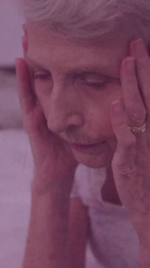 Mahvolmuş Kafkasyalı yaşlı kadın üzerinde hareket eden gri dokunun animasyonu. duygular, duygular ve yaşlı yaşam tarzı konsepti dijital olarak oluşturulmuş video.