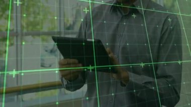 Yeşil dijital ızgara animasyonlu tablet kullanarak ofis ortamında bir adam. Teknoloji, yenilik, profesyonel, işyeri, aygıt, dokunmatik ekran
