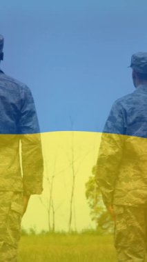 Ukrayna bayrağı üzerinde çeşitli askerlerin arka plan görüntüsü. Ukrayna krizi ve uluslararası politika kavramı dijital olarak oluşturuldu.