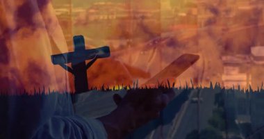 Canlı günbatımı gökyüzüne karşı, bulutlar ve çimlerle kaplı bir haç silueti. Ruhani, doğa, manzara, huzur, din, sükunet