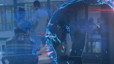 Modern ofiste işbirliği yapan çeşitli takımlar üzerinde dijital dünya haritası animasyonu. Teknoloji, takım çalışması, işbirliği, küresel, yenilik, çeşitlilik