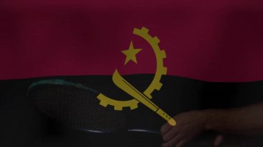 Angola bayrağının üzerinde tenis raketi tutarken, el, spor animasyonuna destek veriyor. Ulusal gurur, coşku