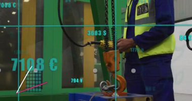 İşletim makineleri, fabrikadaki finansal grafiklerin ve verilerin animasyonunu izleyen işçiler. Endüstri, mühendislik, otomasyon, teknoloji, veri analizi, finans
