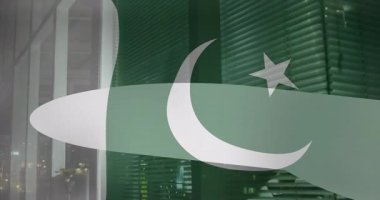 Pakistan bayrağı modern veri merkezindeki sunucu raflarının animasyonunu kaplıyor. Teknoloji, sunucular, dijital ağ, bağlantı, altyapı