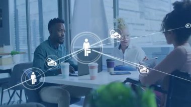 Çeşitli takımların işbirliği üzerine bağlantılar ve veri işleme animasyonu ağı. Takım çalışması, işbirliği, yenilik, teknoloji, dijital, iletişim