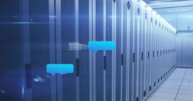 Veri merkezinde, sohbet baloncukları sunucuların üzerinde yüzüyor, animasyon etkisi yaratıyor. Teknoloji, iletişim, ağ, dijital, yenilik, fütüristik