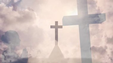 Bulutlu siluetli haçlar gökyüzünde dingin, ruhani animasyonlar yaratıyor. maneviyat, meditasyon, barış, doğa, sakinlik, sükunet