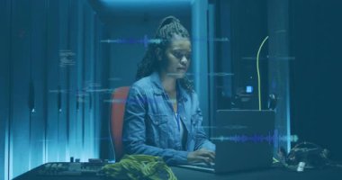 Bilgisayarda dijital veri işleme animasyonuyla çalışan bir kadın. Teknoloji, yenilik, analiz, iş, bilgisayar, internet