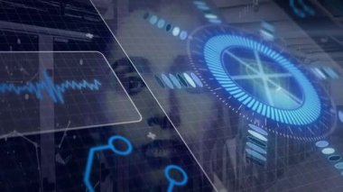 İnsan yüzünü fütüristik dijital arayüz ve veri elemanlarıyla kaplayan animasyon. Teknoloji, yenilik, siber, sanal, biyometrik