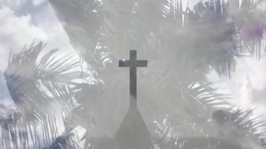 Palmiye ağaçlarına karşı haç silueti ve mor renkli bulutlu gökyüzü. maneviyat, dramatik, inanç, din, günbatımı, tropikal