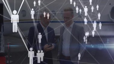 İş adamları bağlantı ağı ve veri işleme animasyonu üzerinde tartışıyorlar. technology, communication, collaboration, digital, analysis, innovation