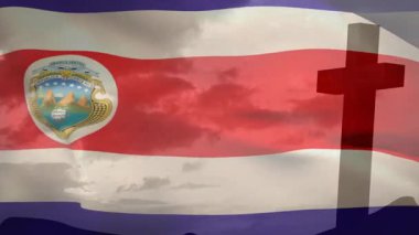 Bulutlu gökyüzü animasyonuna karşı Kosta Rika bayrağı sallıyordu. Vatanseverlik, bulutlar, ulusal