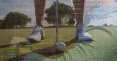 Vurmaya hazırlanan golfçü, finansal verileri animasyon örtüsüyle analiz ediyor. finans, analiz, sanal, teknoloji, strateji, planlama