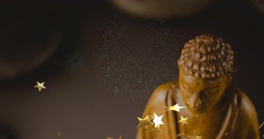 Animasyonda yüzen yıldızlar ve altın Buda heykelinin etrafında hafif ışık parçacıkları. Maneviyat, meditasyon, dinginlik, sükunet, aydınlanma, uyum.