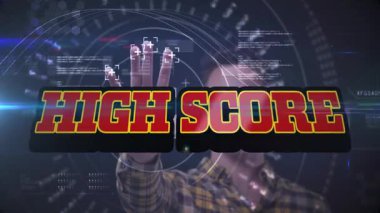 Fütürist dijital arayüzle etkileşen kişi üzerinde yüksek puanlı metin animasyonu. Teknoloji, yenilik, sanal, etkileşim, gelecek, gelişmiş