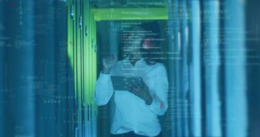 Sunucu odasındaki kadın veri işleme animasyonuyla tablet üzerinde çalışıyor. Teknoloji, siber güvenlik, ağ oluşturma, yenilik, dijital, programlama