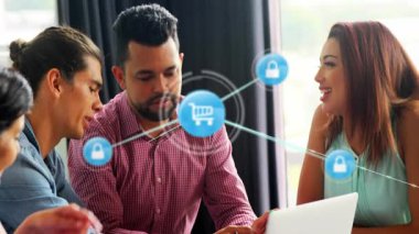 Okulda, dijital arayüzü kullanarak animasyonu ve online alışverişi tartışan bir grup. Teknoloji, eğitim, e-öğrenme, işbirliği, yenilik, takım çalışması