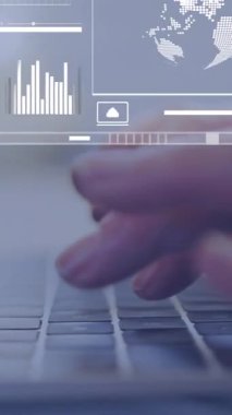 Tablet kullanılarak işadamları üzerinde finansal veri işleme animasyonu. küresel iş, finans, veri işleme ve dijital arayüz kavramı dijital olarak oluşturulmuş video.
