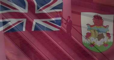 Ofis binasında, Bermuda bayrağı ve arma insanları yürüyen merdivende kaplıyordu. İş, uluslararası, şirket, seyahat, vatanseverlik, diplomasi