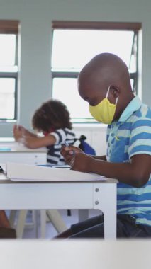 Sınıftaki farklı öğrencilerin üzerine düşen mektup ve simgelerin animasyonu. Çocuklar günü konsepti dijital olarak oluşturulmuş video.