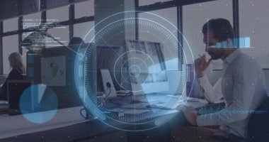 Dijital verilerle animasyon üzerinde çalışan profesyonel bir iş adamı. teknoloji, yenilik, analiz, strateji, ofis