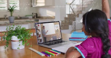 Okulda, çocuk bilgisayar ekranında animasyon denklemleriyle matematik öğreniyor. Eğitim, çevrimiçi öğrenme, teknoloji, matematik, e-öğrenme, dijital araçlar