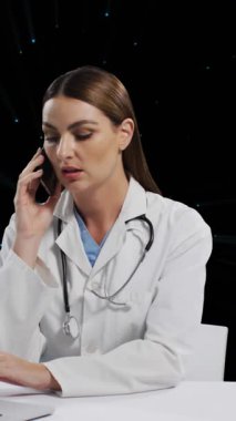 Siyah arka planda ışık lekeleri üzerine beyaz kadın doktor animasyonu. Kamu hizmeti günü ve dijital olarak oluşturulan video konsepti.