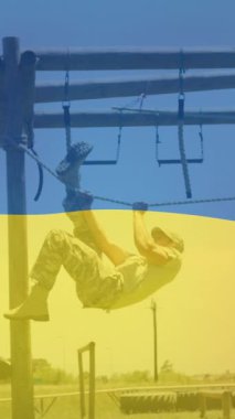 Ukrayna bayrağı üzerinde egzersiz yapan çeşitli askerlerin animasyonu. Ukrayna krizi ve uluslararası politika kavramı dijital olarak oluşturuldu.