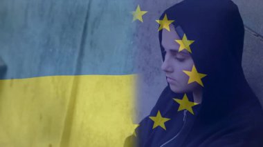 El ele tutuşan, yüzü Ukrayna ve AB bayraklarıyla kaplanmış biri. Siyaset, gerilim, dayanışma, kriz, Avrupa, sıkıntı