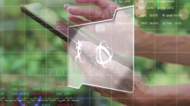Akıllı telefon kullanarak, dijital finansal verileri animasyon örtüsüyle analiz eden eller. Teknoloji, finans, analitik, hisse, yatırım, iş