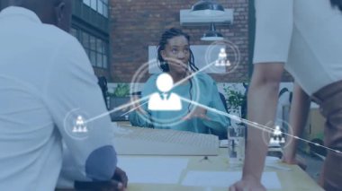 Proje tartışması, iş arkadaşlarıyla iş kadını, animasyon ağ bağlantıları. İşbirliği, takım çalışması, ağ oluşturma, teknoloji, yenilik, iletişim