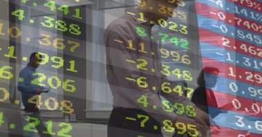 Ofiste, iş adamları borsa verilerini animasyon örtüsüyle analiz ediyorlar. finans, analiz, takım çalışması, teknoloji, dijital yatırım