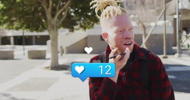 Açık havada cep telefonu kullanmak, kalp animasyonlarıyla çevrili rastalı bir insan. Teknoloji, bağlantı, iletişim, saç stili, şefkat, sanal