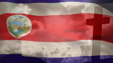 Kosta Rika bayrağı çapraz silueti ve arka plandaki bulutlarla dalgalanıyor. Vatanseverlik, sembolizm, din, inanç, özgürlük, cennet