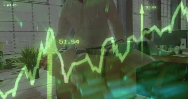 Ofis ortamında kutu taşıyan kişi üzerinde yeşil finansal grafik animasyonu. Finans, yatırım, analitik, büyüme, ekonomi, teknoloji