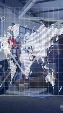 Çeşitli iş adamları üzerinde finansal veri işleme animasyonu. küresel iş, finans, veri işleme ve dijital arayüz kavramı dijital olarak oluşturulmuş video.