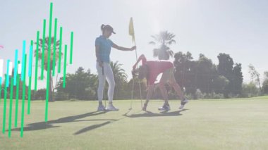 İki golfçü, finansal veri animasyonu ile rotada el sıkışıyor. el sıkışma, iş, finans, işbirliği, ortaklık