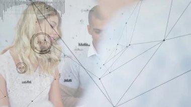 Tablet kullanılarak, iş arkadaşları ağ bağlantılarını ve veri işleme kaplamasını tartışıyor. Teknoloji, takım çalışması, işbirliği, dijital, iletişim, yenilik