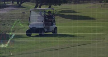 Golf arabasındaki golfçüler finansal grafik animasyonu ile rotalarında. teknoloji, yatırım, analiz, eğlence, açık hava, spor