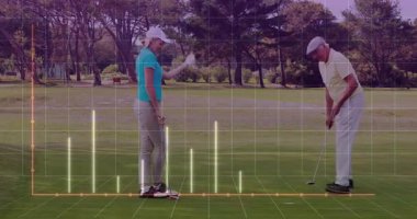 Golf sahasında kutlanan oyuncular performans ölçümlerinin animasyonunu yapıyorlar. Kutlama, takım çalışması, spor, istatistik, rekabet, veri