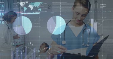 Hastane yatağında erkek hasta olan Kafkas doktorların veri işleme ve diyagramları. Küresel tıp ve dijital arayüz kavramı dijital olarak oluşturulmuş görüntü.