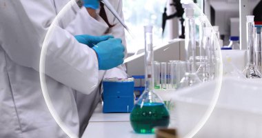 Laboratuvardaki çeşitli bilim adamları üzerinde beyaz şekiller. Küresel bilim, bilgisayar ve dijital arayüz kavramı dijital olarak oluşturulmuş görüntü.