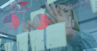 Kafkasyalı sıradan iş kadını beyin fırtınası ile ilgili verileri işleme koyan çizelgeler. İş, bağlantı, dijital arayüz ve iletişim, dijital olarak oluşturulmuş görüntü.