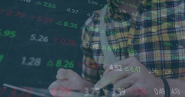 Borsa görüntüsü ve akıllı telefon kullanan beyaz iş adamının diyagramı. Küresel iş ve dijital arayüz kavramı dijital olarak oluşturulmuş görüntü.