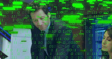 Ofisteki çeşitli iş adamları üzerinde ikili kodlama veri işleme görüntüsü. Küresel finans, iş, bağlantılar, hesaplama ve veri işleme kavramı dijital olarak oluşturuldu.