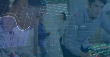 Ofisteki çeşitli iş adamlarıyla ilgili finansal veri işleme resmi. Küresel finans, iş, bağlantılar, hesaplama ve veri işleme kavramı dijital olarak oluşturuldu.