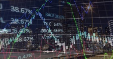 Şehir manzarası üzerinde finansal veri işleme resmi. Küresel finans, iş, bağlantılar, hesaplama ve veri işleme kavramı dijital olarak oluşturuldu.